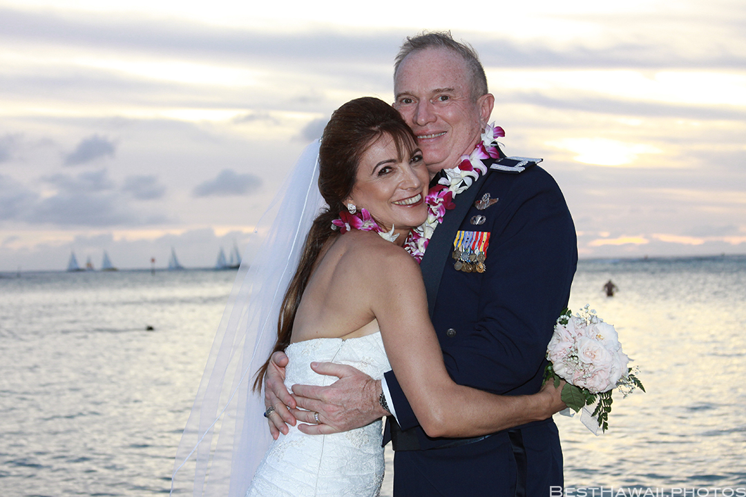 Sunset Wedding Photos in Waikiki by Pasha www.BestHawaii.photos 121820158680