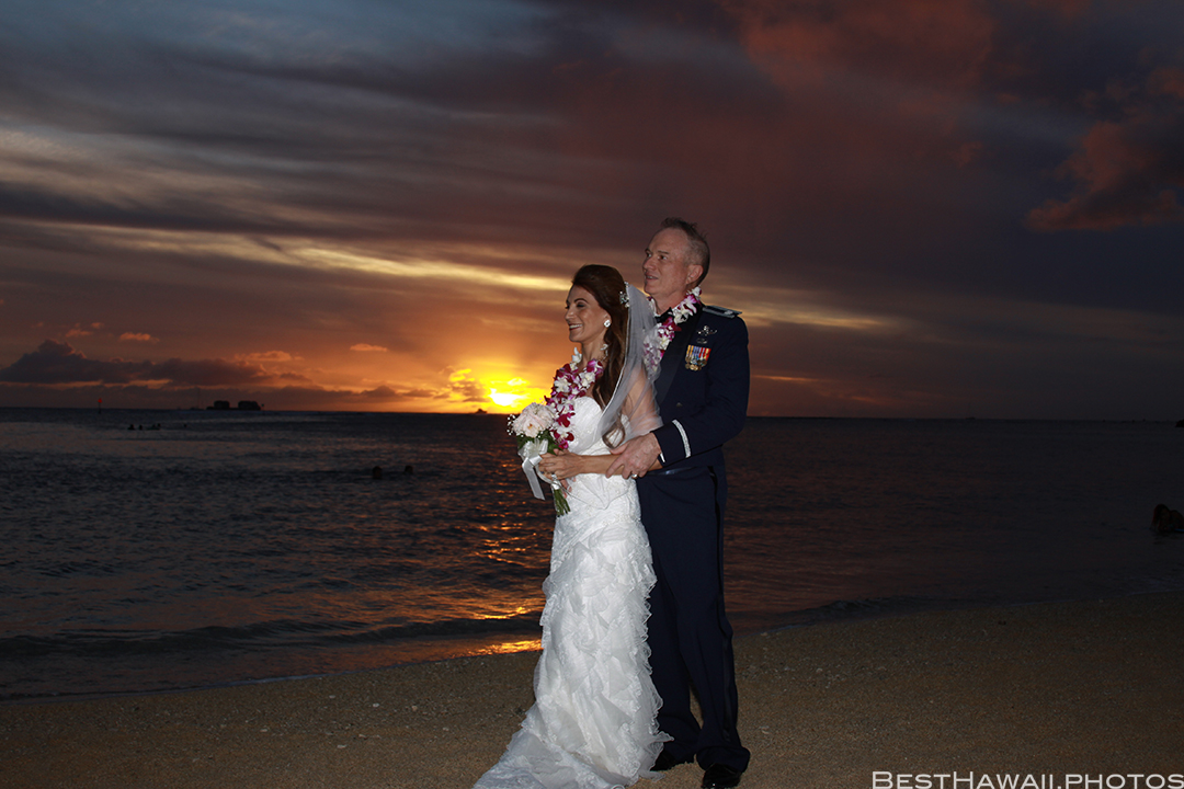 Sunset Wedding Photos in Waikiki by Pasha www.BestHawaii.photos 121820158688