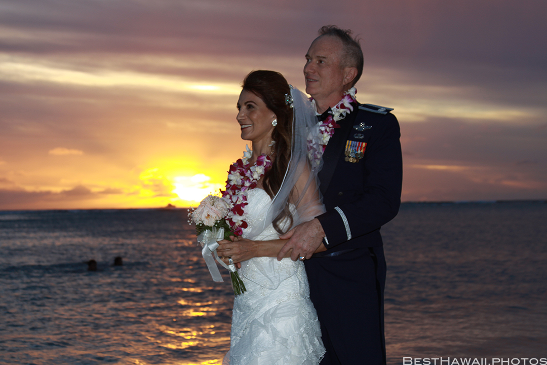Sunset Wedding Photos in Waikiki by Pasha www.BestHawaii.photos 121820158689