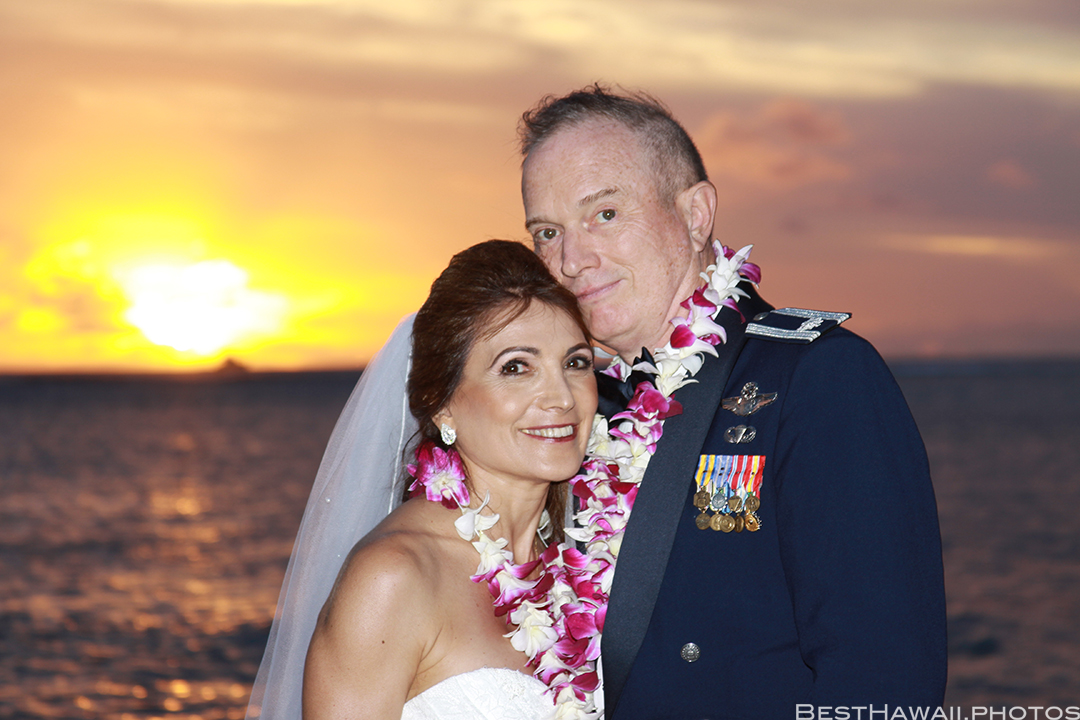 Sunset Wedding Photos in Waikiki by Pasha www.BestHawaii.photos 121820158692