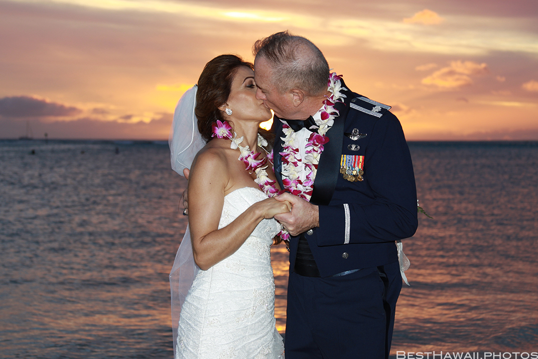 Sunset Wedding Photos in Waikiki by Pasha www.BestHawaii.photos 121820158694