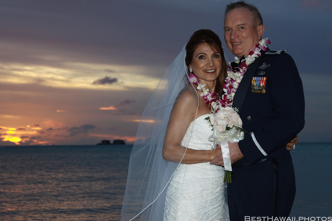Sunset Wedding Photos in Waikiki by Pasha www.BestHawaii.photos 121820158698