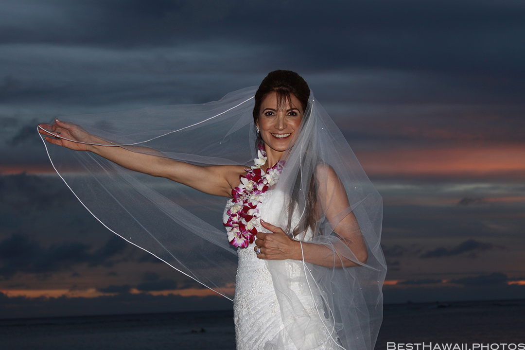 Sunset Wedding Photos in Waikiki by Pasha www.BestHawaii.photos 121820158699