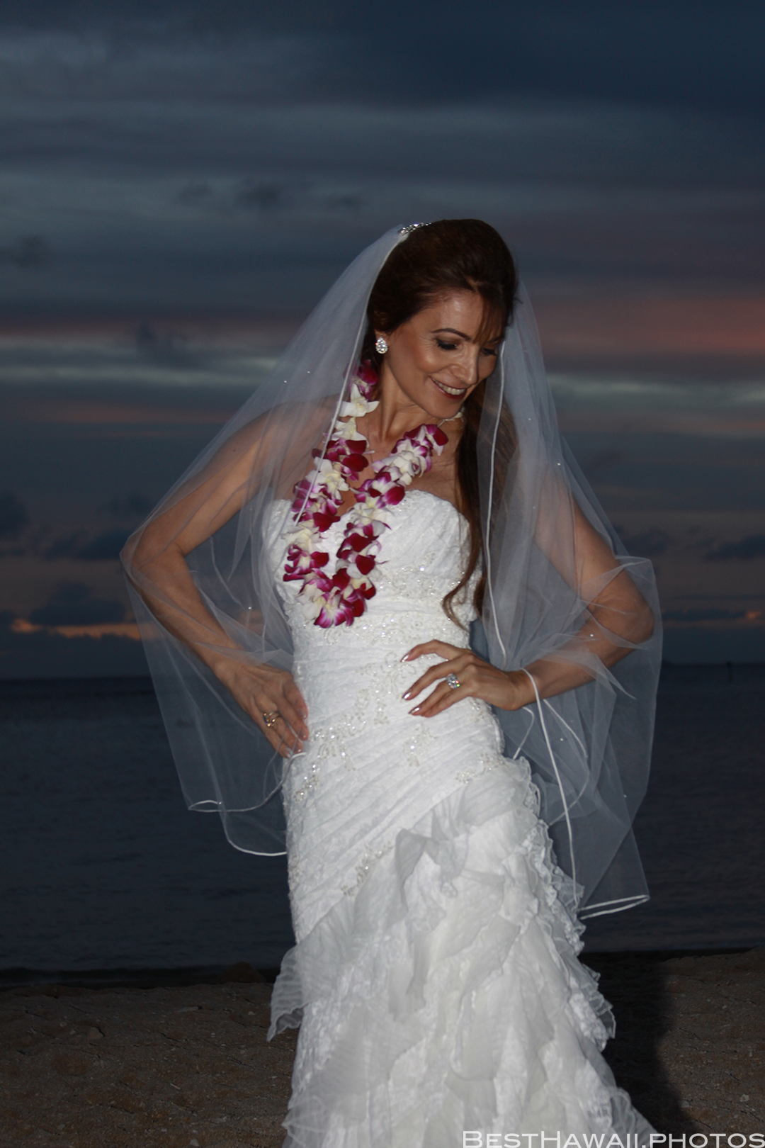 Sunset Wedding Photos in Waikiki by Pasha www.BestHawaii.photos 121820158701